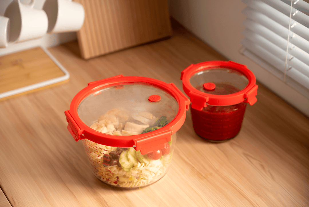 Genicook 2-Piece Borosilicate Glass Measuring Cup Set with Secure Snap Lids